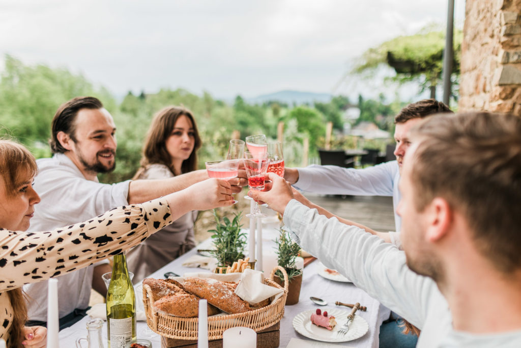 Goście weselni przy stole