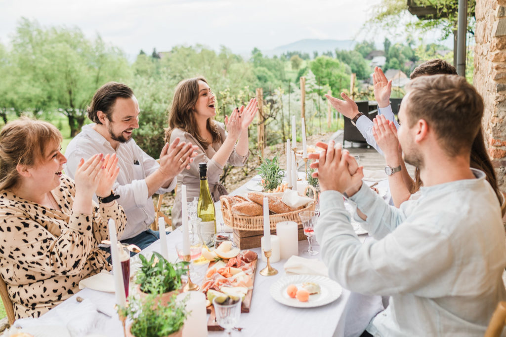 Goście weselni przy stole