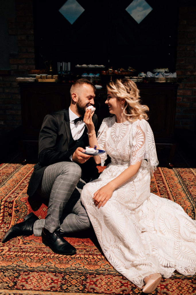 Para Młoda częstująca się słodkościami