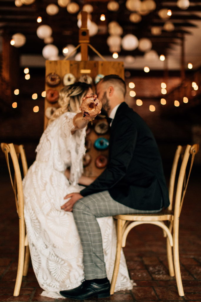 Para Młoda z donutsami