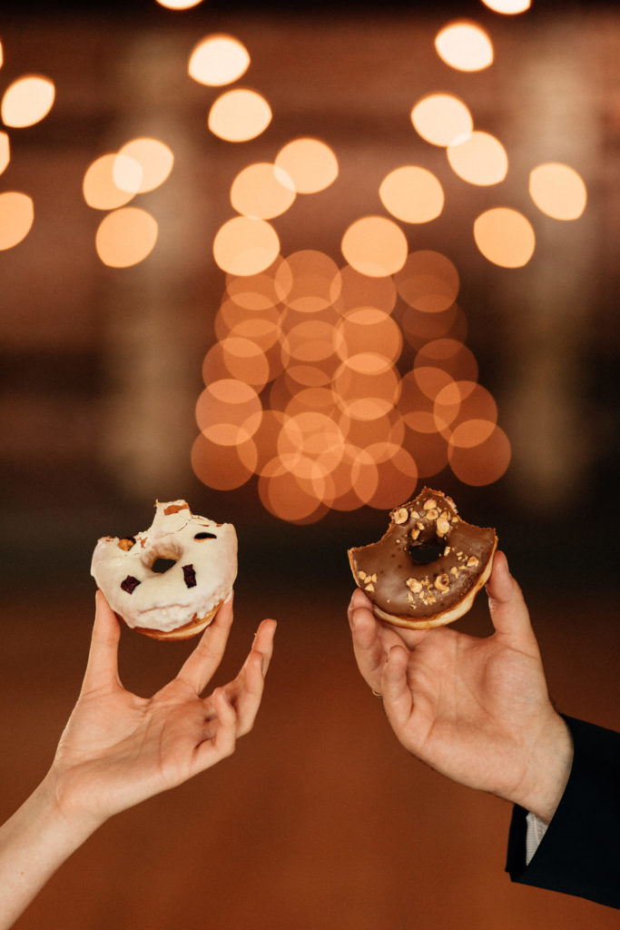 Para Młoda z donutsami