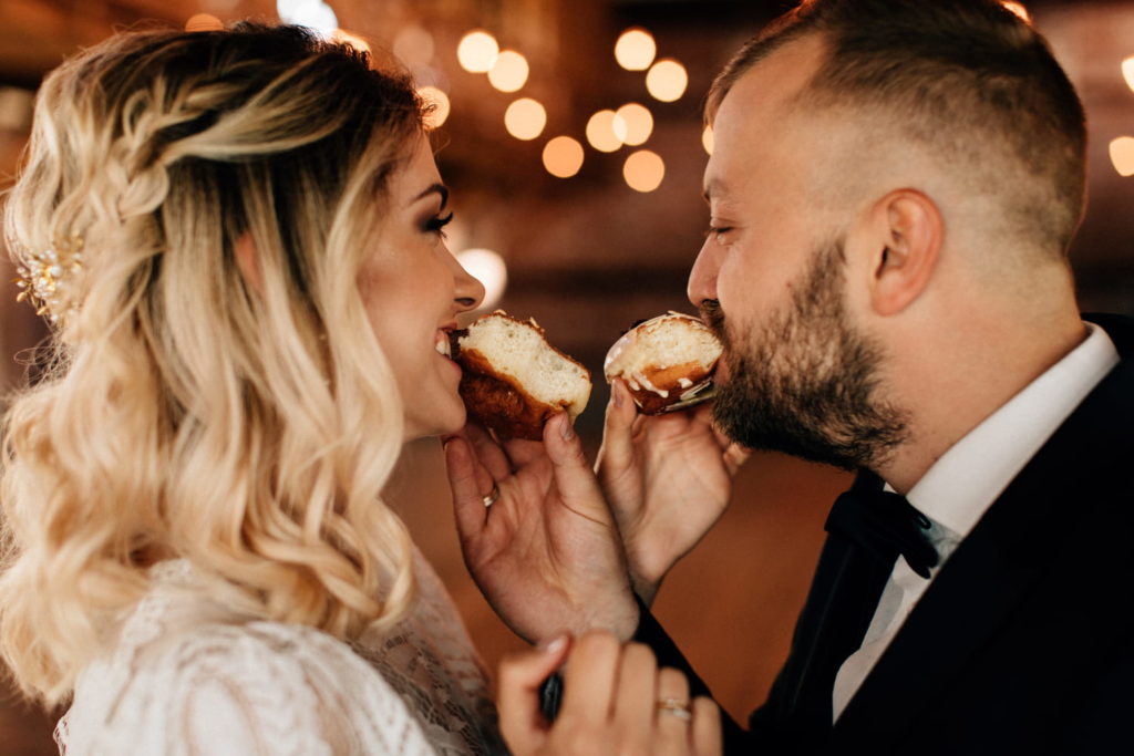 Para Młoda częstująca się słodkościami